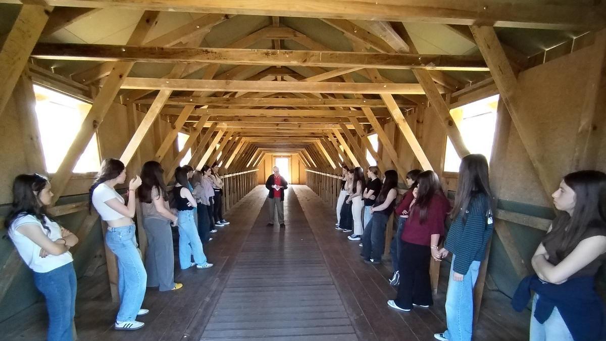 El alumnado del IES La Azucarera de Zaragoza visita el campo de Gurs en Francia para conocer de cerca la huella del exilio español