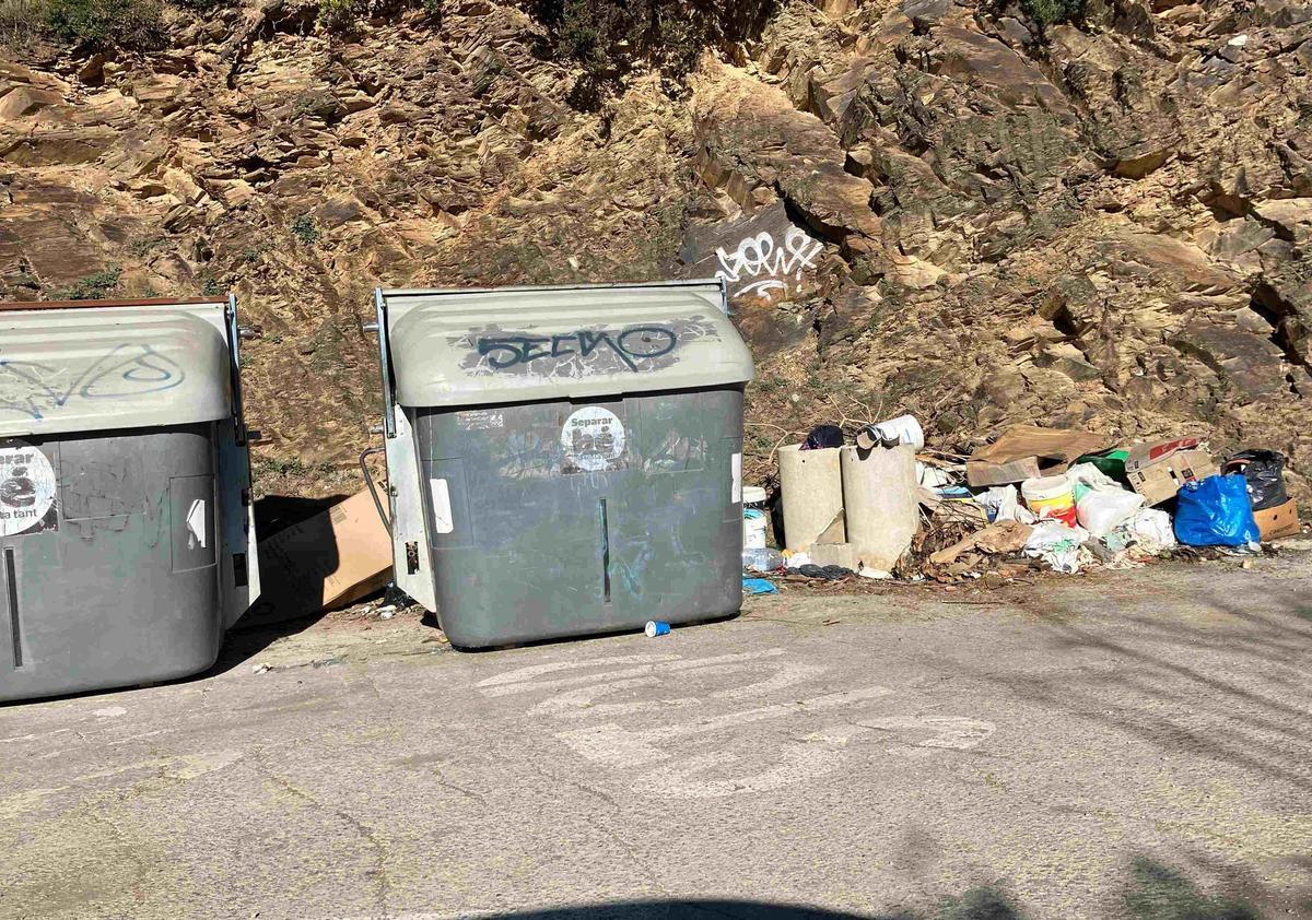 Suciedad en unos contenedores de Sant Cugat del Vallès, distrito de Les Planes, en plena epidemia de peste porcina en Collserola.