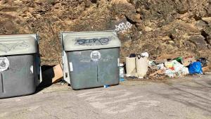 Suciedad en unos contenedores de Sant Cugat del Vallès, distrito de Les Planes, en plena epidemia de peste porcina en Collserola.