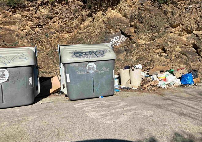 Suciedad en unos contenedores de Sant Cugat del Vallès, distrito de Les Planes, en plena epidemia de peste porcina en Collserola.