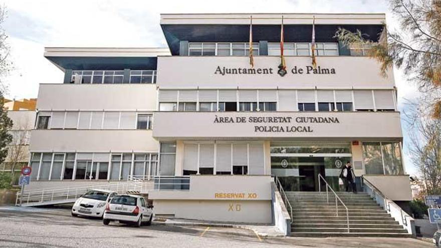 El cuartel de la Policía Local en la avenida Sant Ferran, donde se han producido las presuntas actuaciones homófobas y de espionaje.