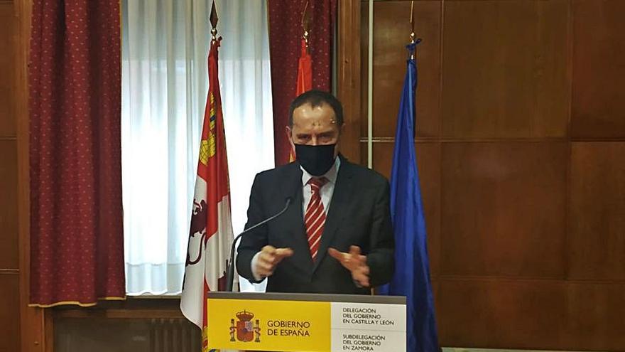 Multadas siete personas  por estar comiendo bajo el puente de Cardenal Cisneros