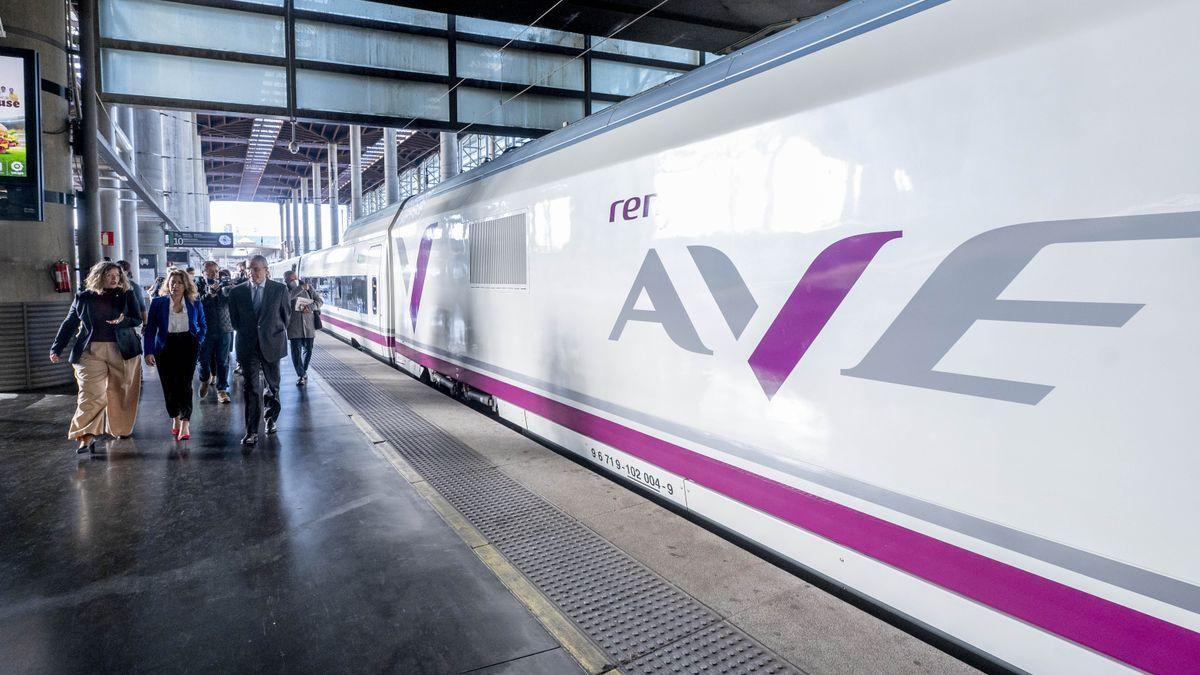 Uno de los trenes AVE que conectan Alicante y Madrid estacionado en Puerta de Atocha.