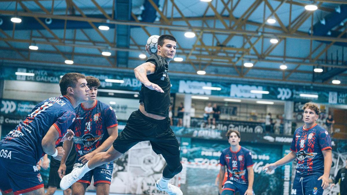 Una acción de la semifinal de Copa Galicia entre el Automanía Luceros y el Bueu Atlético.