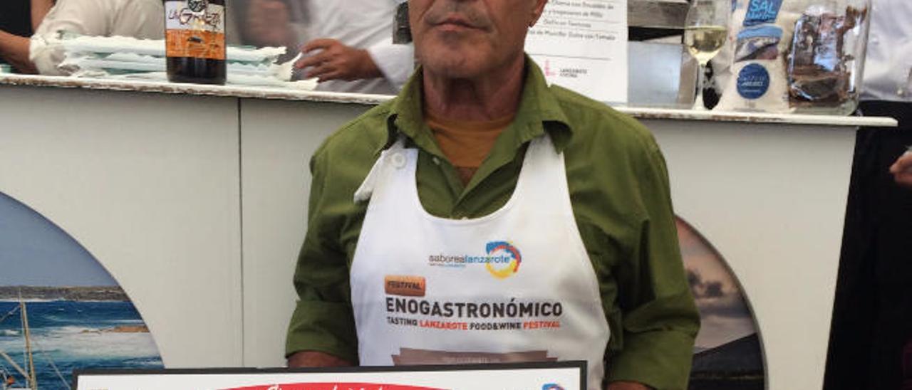 Paco Acosta con el cheque regalo de 200 euros en productos de Africamar.