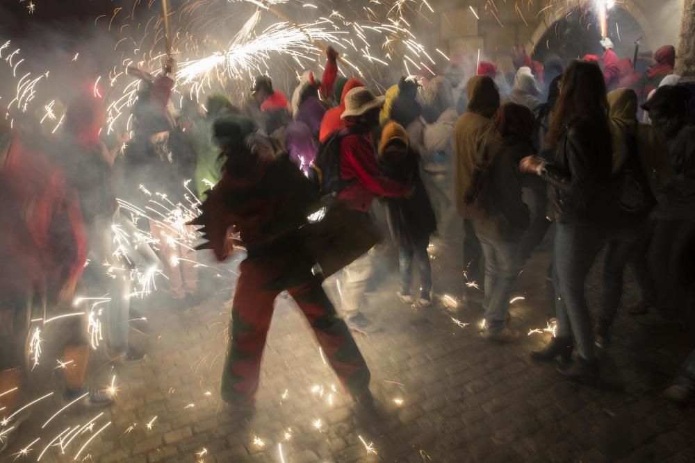 Els Diables omplen de foc i pólvora el Barri Vell