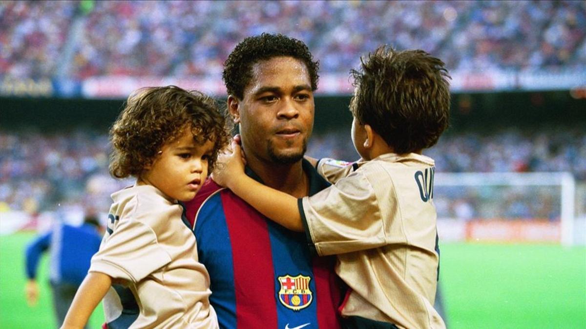 Patrick Kluivert, en su época de jugador del FC Barcelona, con sus hijos Justin (a la izquierda de la imagen) y Quincy
