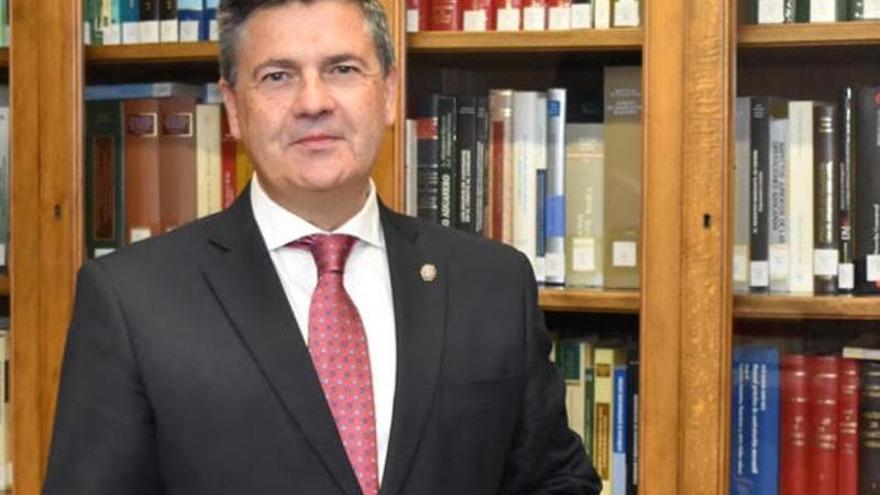 El compostelano Francisco Rabuñal, nuevo presidente del Consello da Avogacía Galega: «Lo único que ha hecho la reforma judicial es atascar más los juzgados»