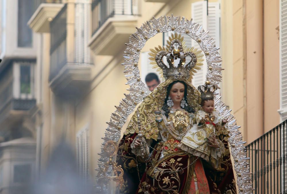 La tercera salida procesional de la Virgen de los Remedios recorre las calles del Centro de Málaga tras iniciar el cortejo desde la iglesia de los Mártires.