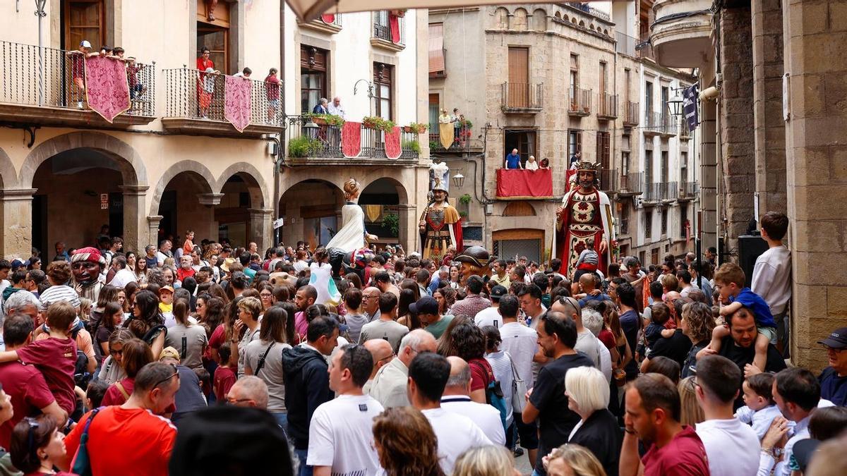 Els gegants ballant a la plaça Major en una celebració de Corpus anterior