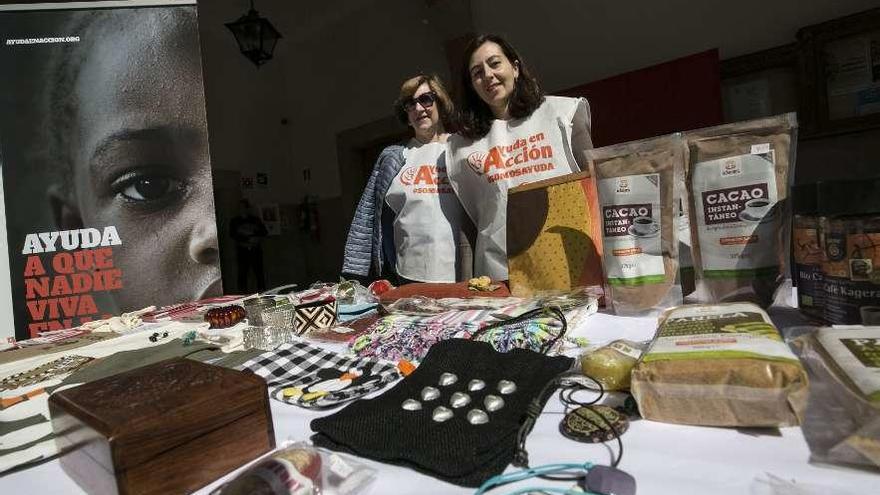 Ana González, a la izquierda, y Elena Rúa, voluntarias de Ayuda en Acción, en el patio de la Universidad.