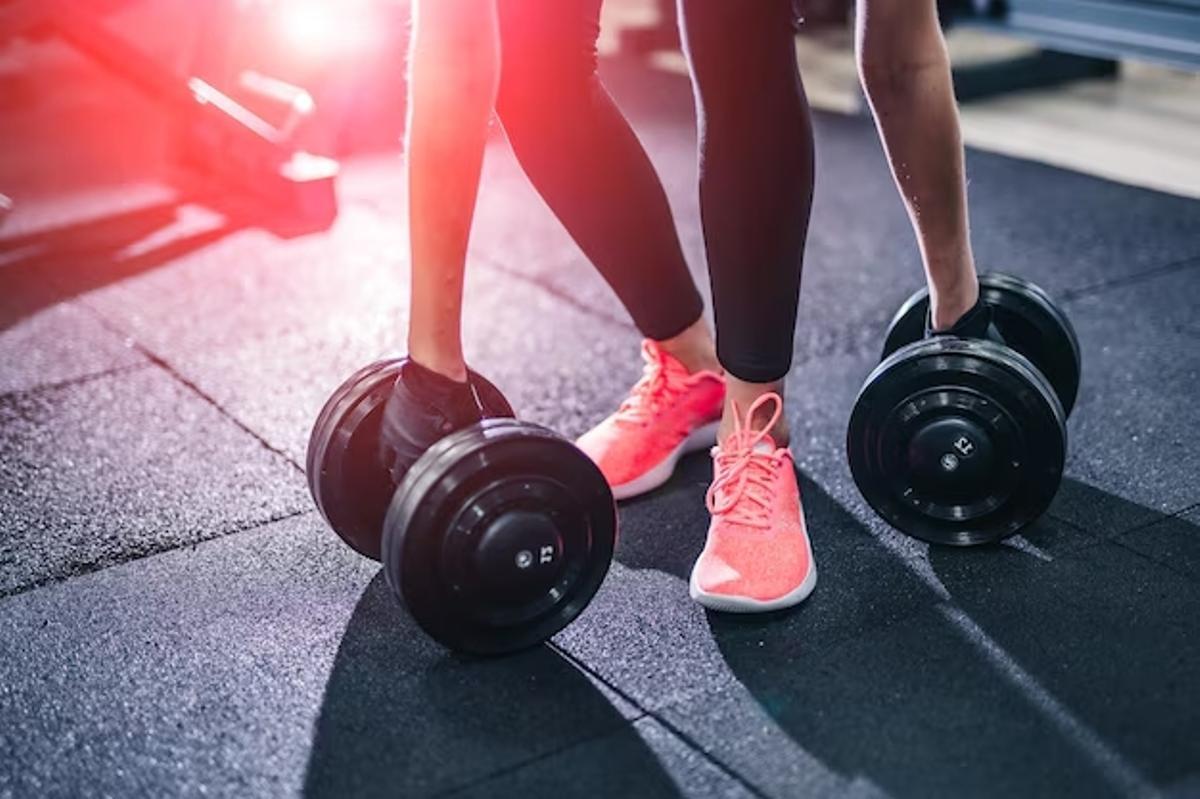 Una mujer haciendo ejercicio en un gimnasio.