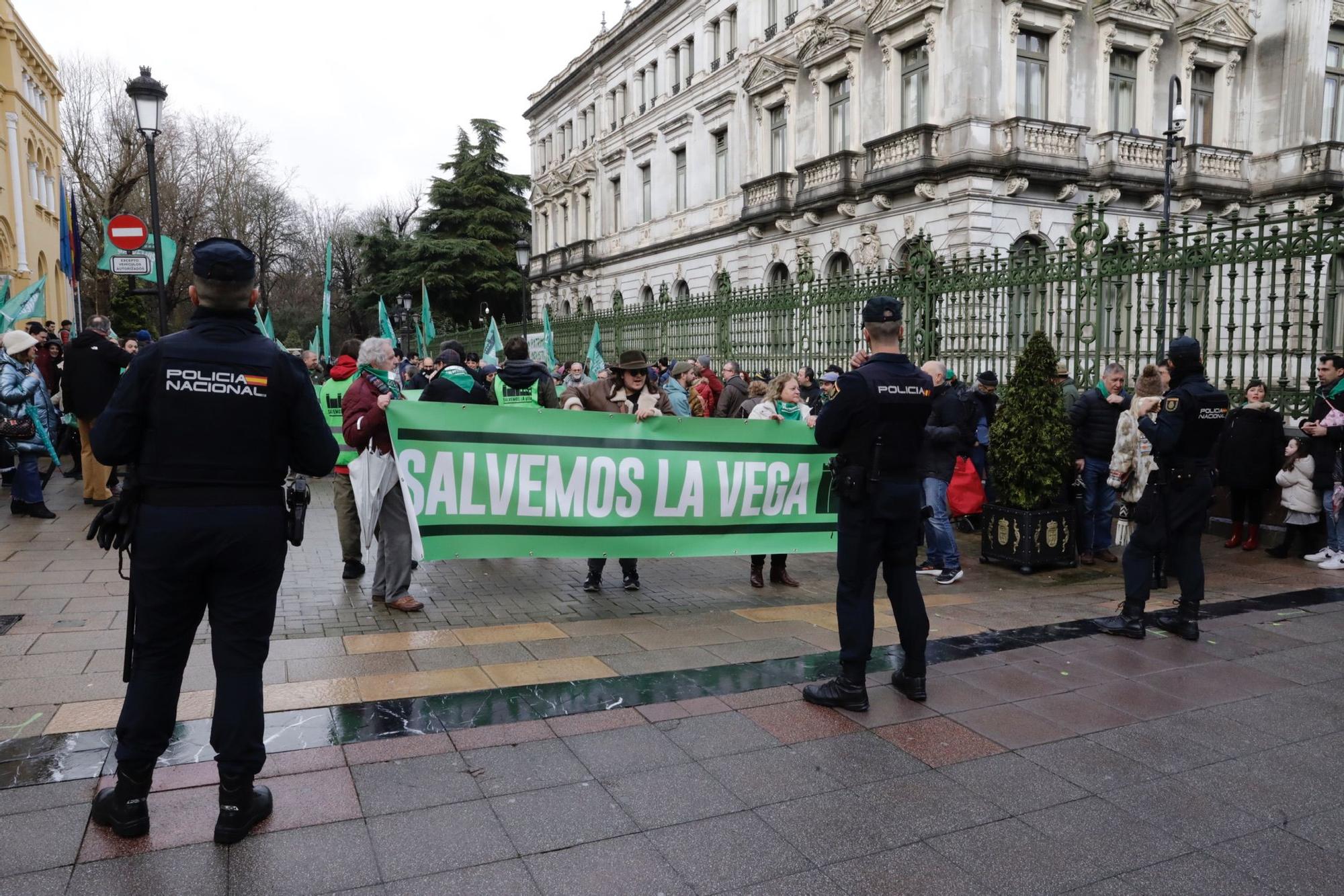 "La Vega no se vende, La Vega se defiende": así fue la concentración de Salvemos La Vega en Oviedo