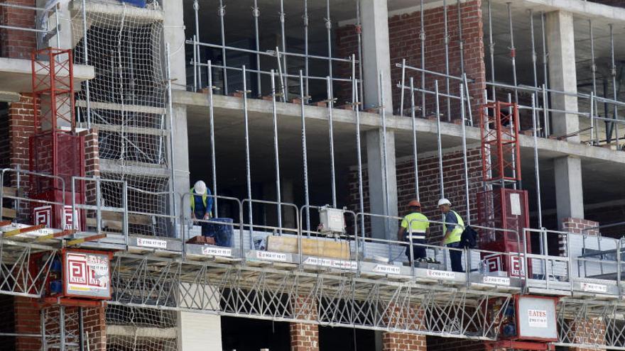 Obreros trabajando en la construcción de un edificio en València, en una imagen captada el lunes.