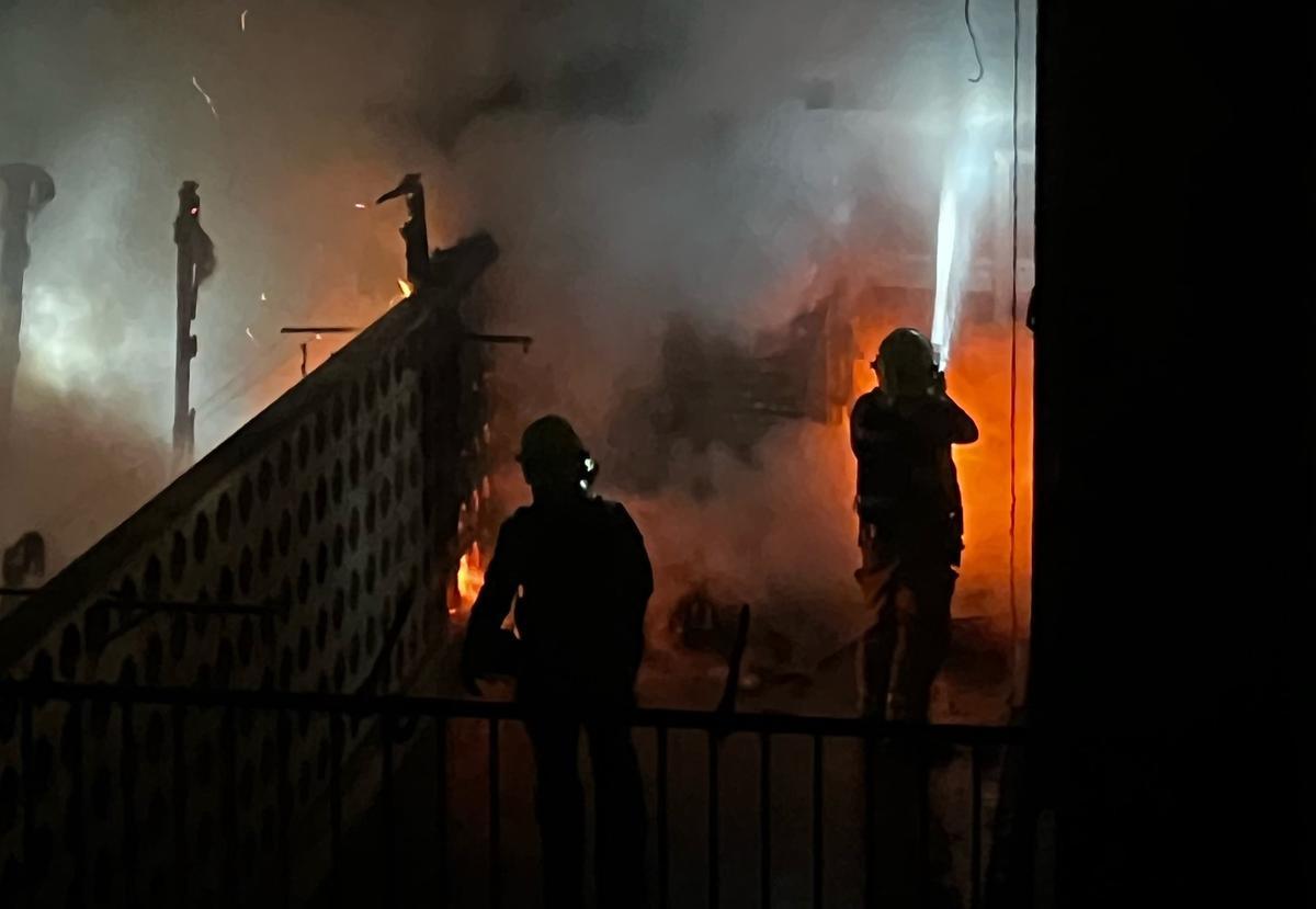 Los bomberos, en plena labor de extinción