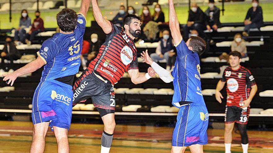 Los azules bloqueando en el partido de Lalín. |  // J.B.