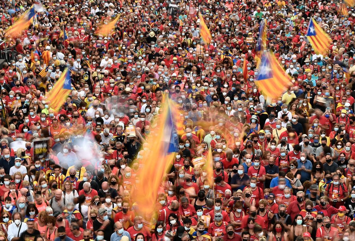 Un aspecto de la manifestación de la Diada, con gente enarbolando ’estelades’.