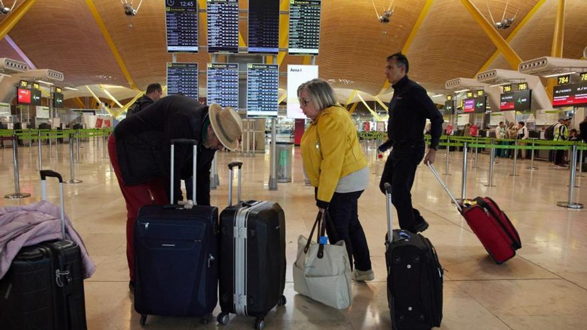 Pasajeros en el aeropuerto de Madrid.