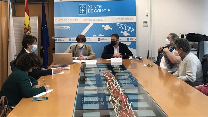 Reunión entre los representantes de la Xunta y de los afectados por la ampliación del hospital. | // LA OPINIÓN