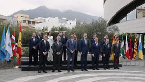 El rey Felipe acompañado por el presidente del Gobierno, Pedro Sánchez, y el presidente del Senado, Ander Gil, posa para la foto de familia con los presidentes autonómicos a su llegada a la reunión de la XXVI Conferencia de Presidentes