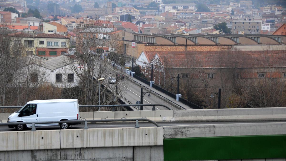 Vista general de l'únic accés a Sant Vicenç de Castellet des de la C-55 amb el pont sobre el Llobregat