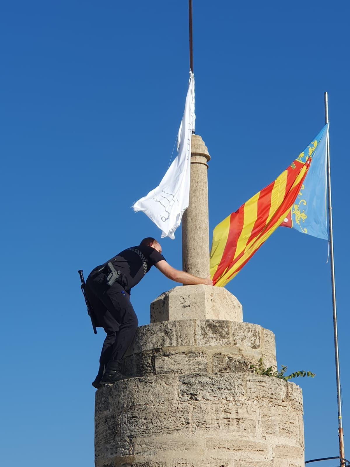 Aparece una bandera con versículos del Corán en las Torres de Serrano