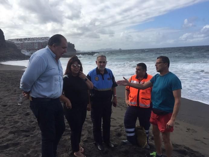 Recogida de restos de piche en la playa teldense de Palos