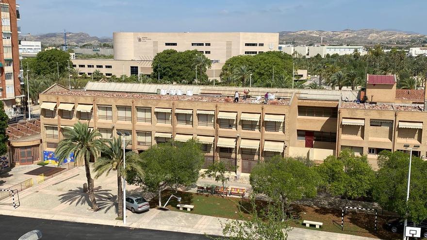 El PSOE sigue viendo amianto en algún colegio de Elche y el PP lo niega