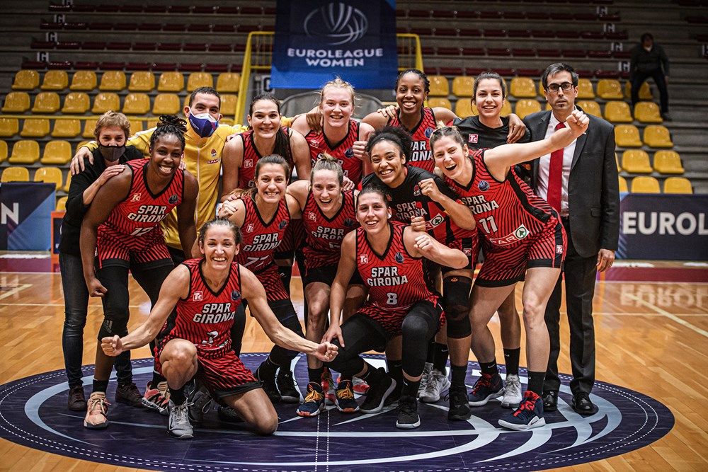 Las jugadoras del Uni Girona, felices tras su éxito europeo.