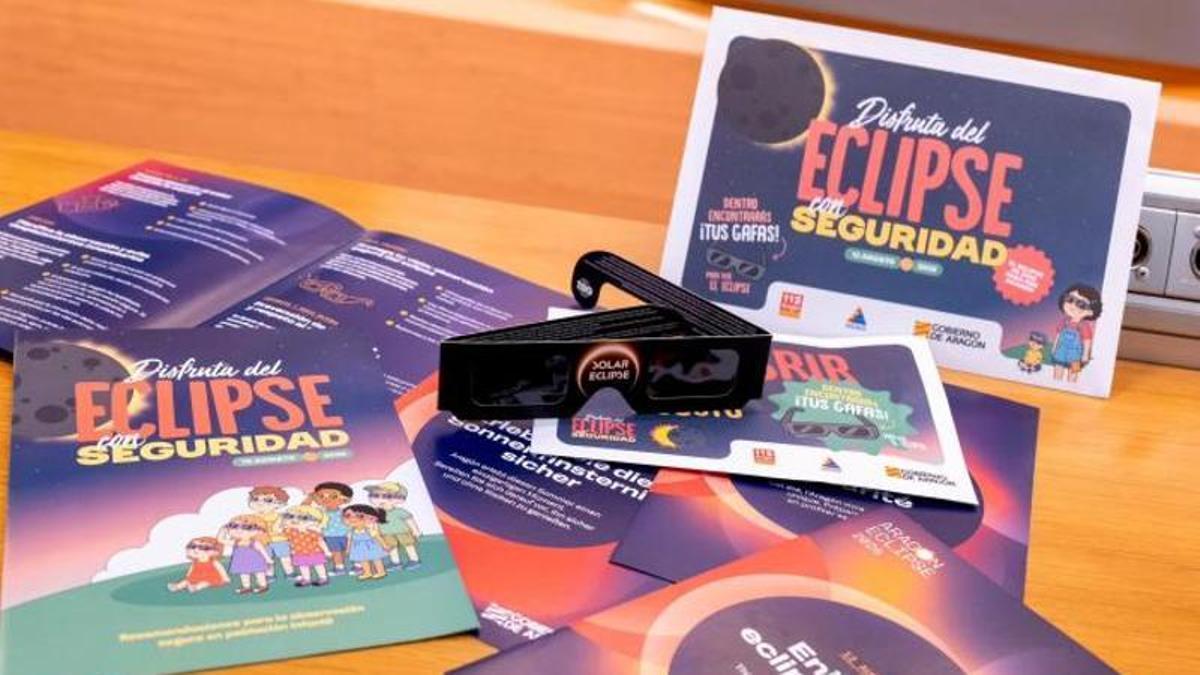 Folletos con consejos y gafas para disfrutar del eclipse con seguridad.