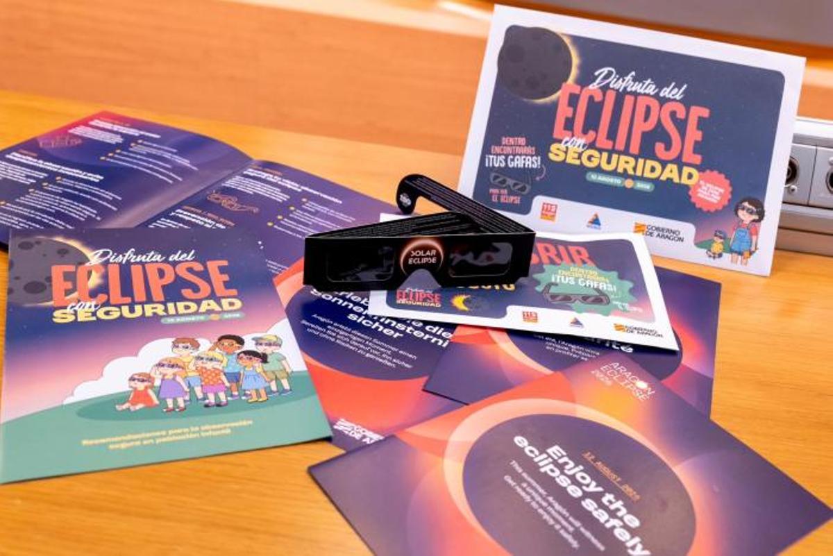 Folletos con consejos y gafas para disfrutar del eclipse con seguridad.