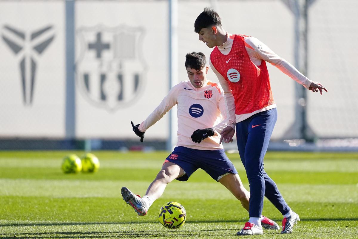 Marc Bernal, a la dreta, en un entrenament amb Pedri