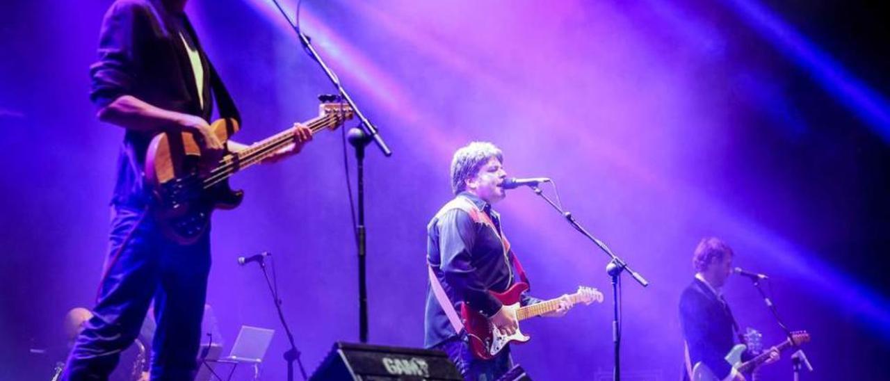 &quot;Real Straits&quot;, durante el concierto del domingo en la plaza de la Catedral.