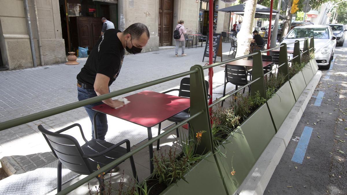 Prototipo lineal de Leku-Durbanis con jardineras de acero lacado en el restaurante Gochos, en Dos de Maig, 217.