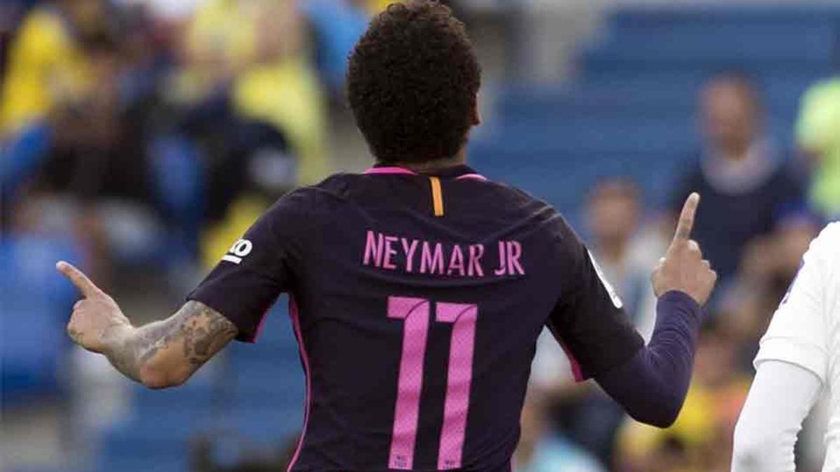 Neymar luce solo una manga larga