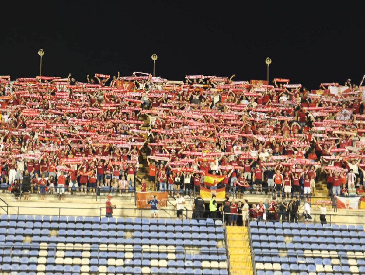 Aficionados del Real Murcia en la grada Mundial del Rico Pérez.