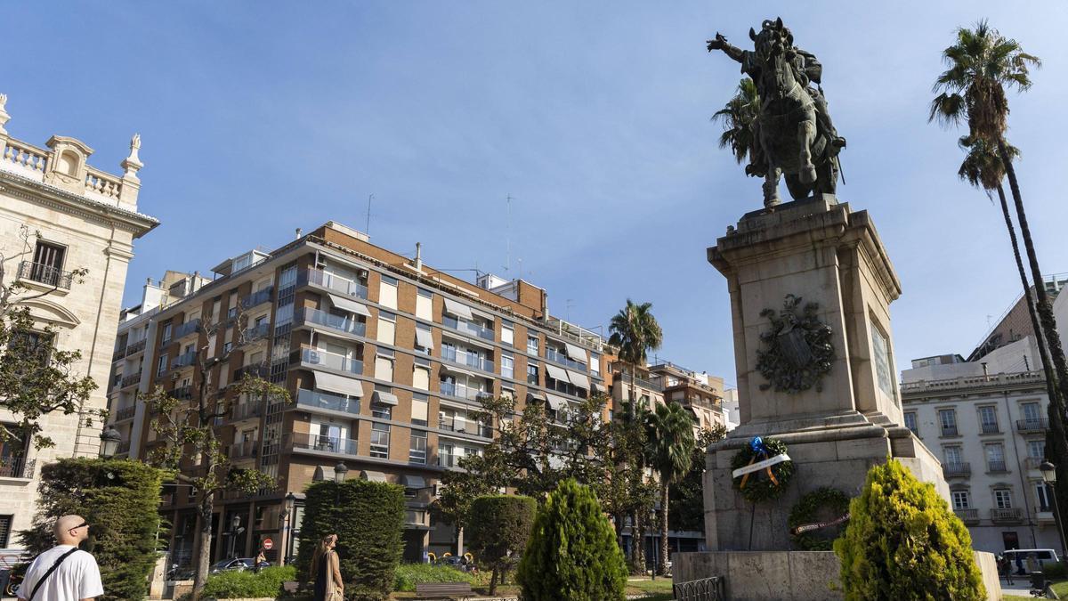 Coronas en el monumento de Jaume I del Parterre en el 750 aniversario de su muerte.