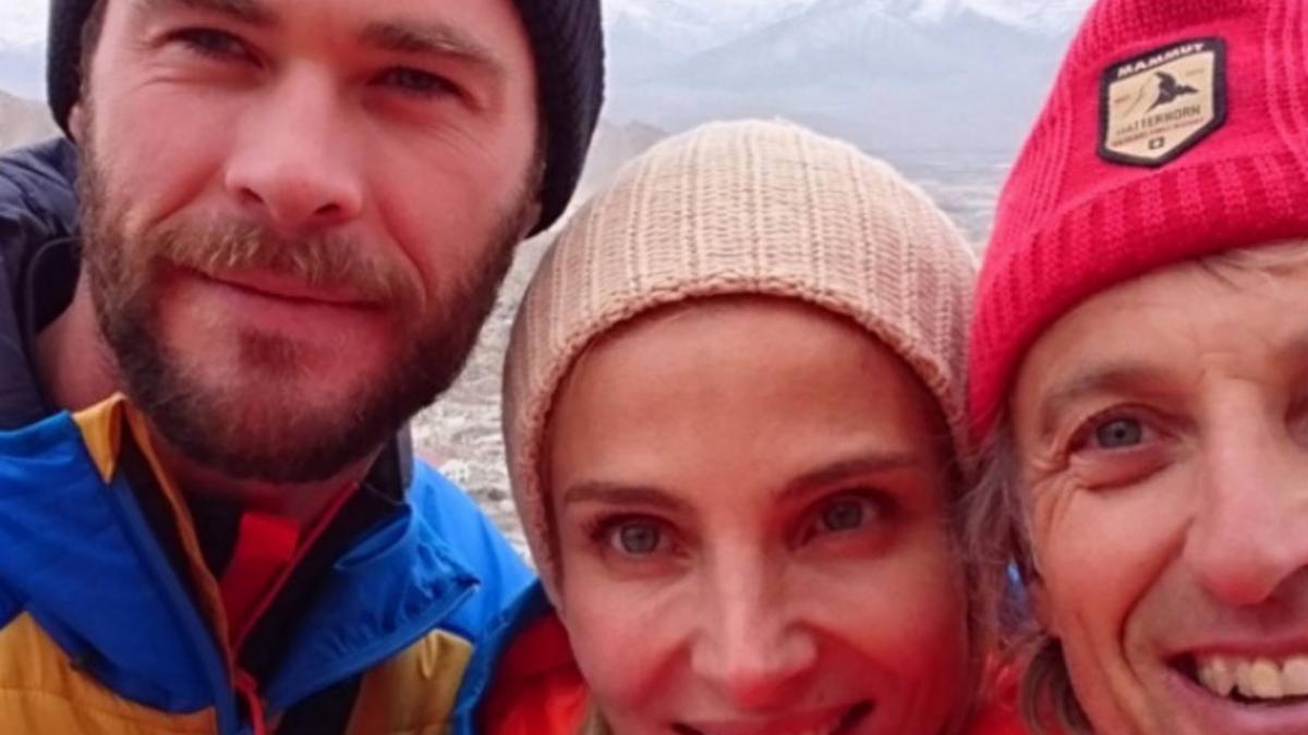 Chris Hemsworth, Elsa Pataky y Jesús Calleja, durante su viaje al Himalaya.