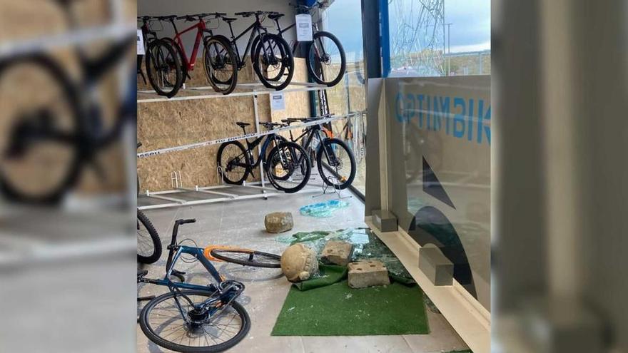 VÍDEO: Roben per tercer cop en un mes en una botiga de bicicletes de Vilatenim