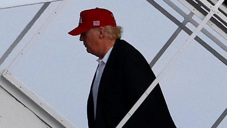 Donald Trump se sube a un avión en Florida.