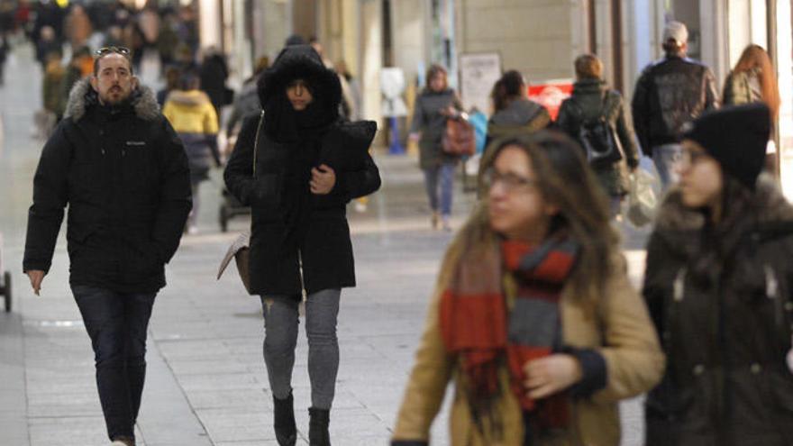 Paseantes abrigando por la ola de frío. // J. Lores