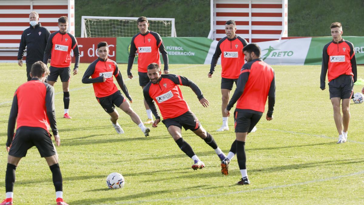 Un momento del entrenamiento del Sporting de esta mañana.