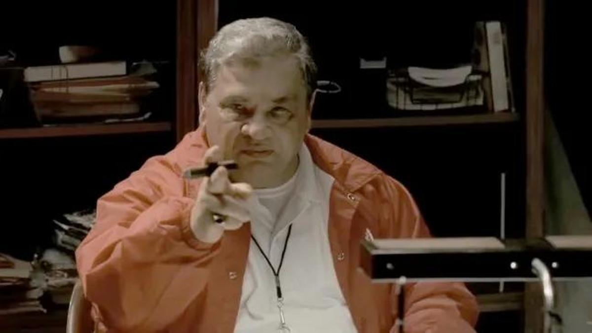 Charley Scalies fue un actor de carácter nacido en Filadelfia que interpretó al estibador y sindicalista Thomas "Cara de Caballo" Pakusa en la segunda temporada de The Wire y al entrenador de fútbol americano de la escuela secundaria de Tony en una secuencia onírica en Los Soprano.