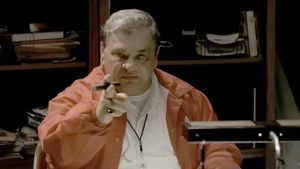 Charley Scalies fue un actor de carácter nacido en Filadelfia que interpretó al estibador y sindicalista Thomas Cara de Caballo Pakusa en la segunda temporada de The Wire y al entrenador de fútbol americano de la escuela secundaria de Tony en una secuencia onírica en Los Soprano.
