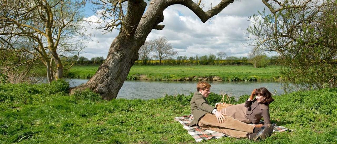 James Norton y Morven Christie, a orillas del río Cam, en Grantchester, la serie y el pueblo.