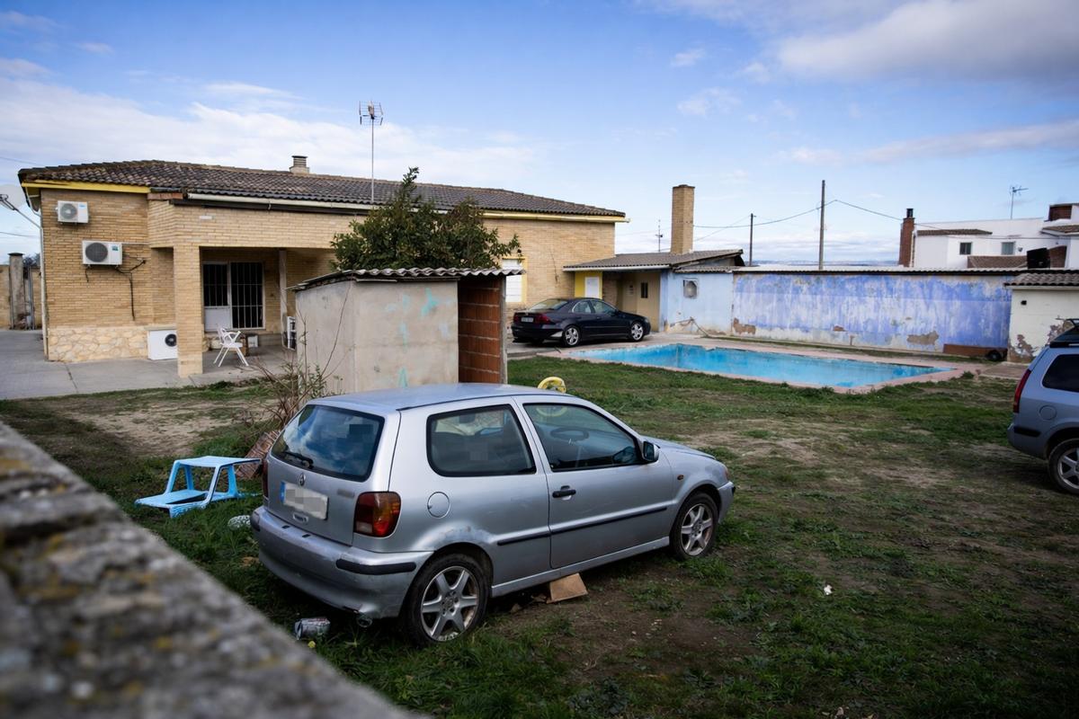 El interior de la parcela, con un coche y una piscina.