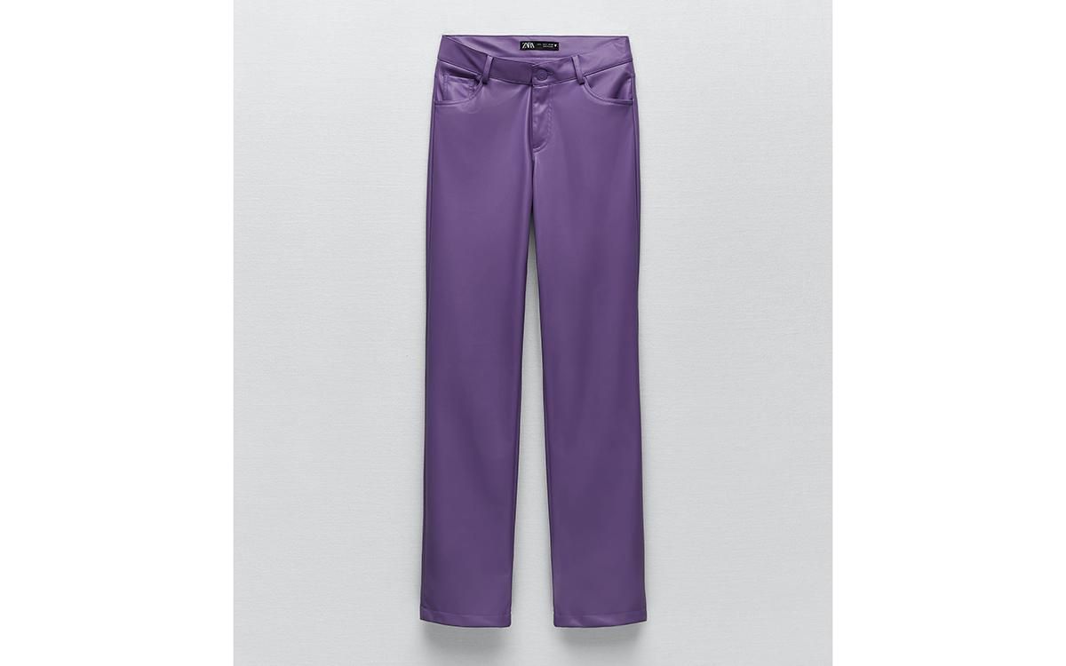 Pantalón efecto piel de Zara.