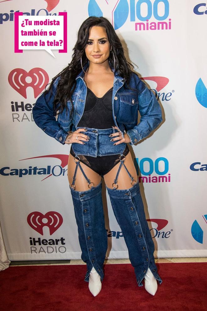 Demi Lovato con los pantalones vaqueros horribles