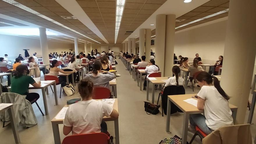 La prueba de acceso a la universidad que se realizó este mes de junio en el campus de Barredo. | D. M.