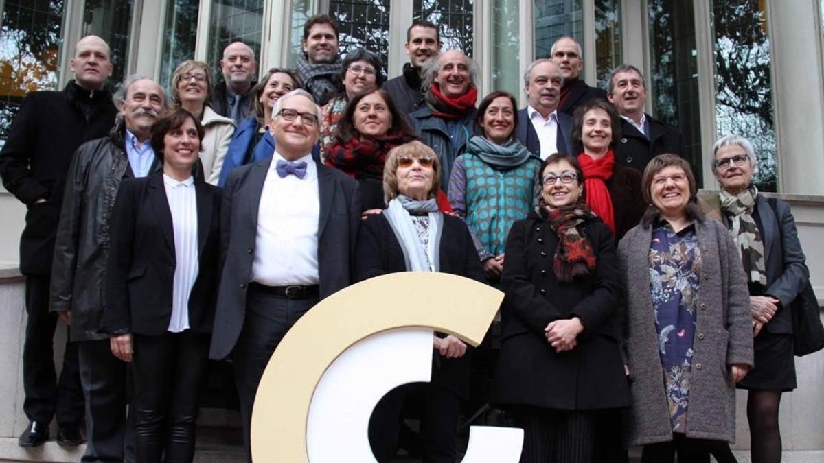 Foto de familia de los premiados con los Premis Nacionals de Cultura y los miembros del plenario del Conca.